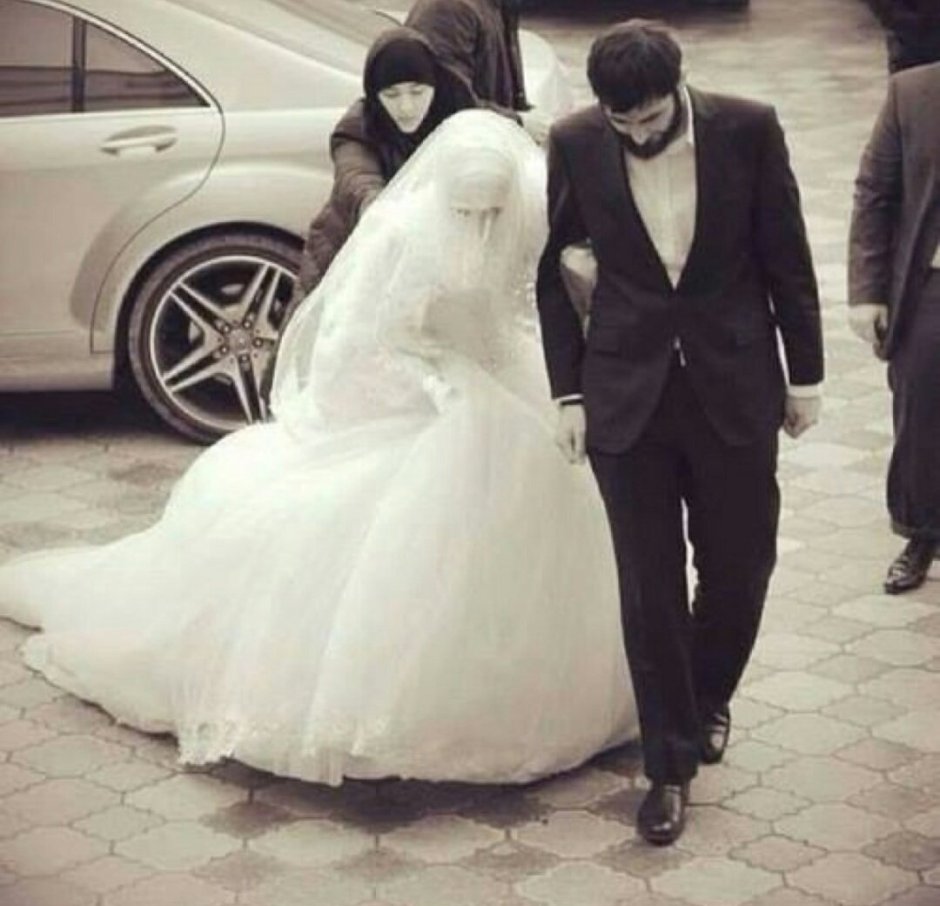 Мусульманская свадьба со спины