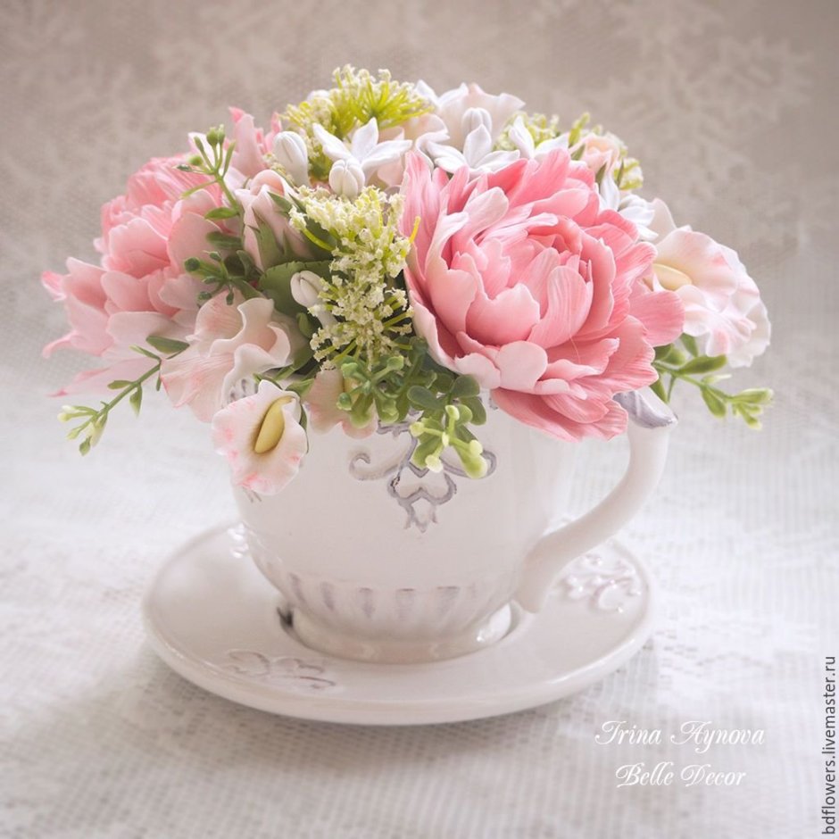 Нежные букеты цветов в чашках