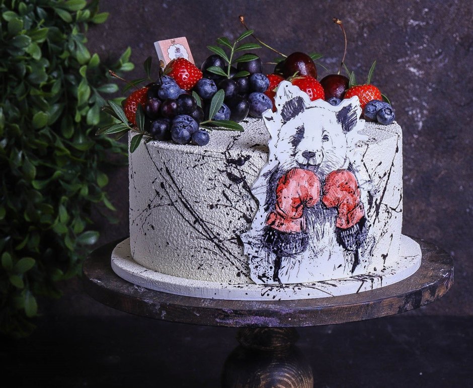Торт с ягодами и фигурками