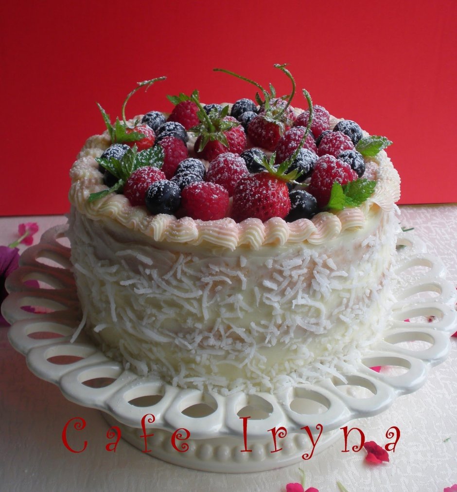 Бисквитно кремовый торт с ягодами