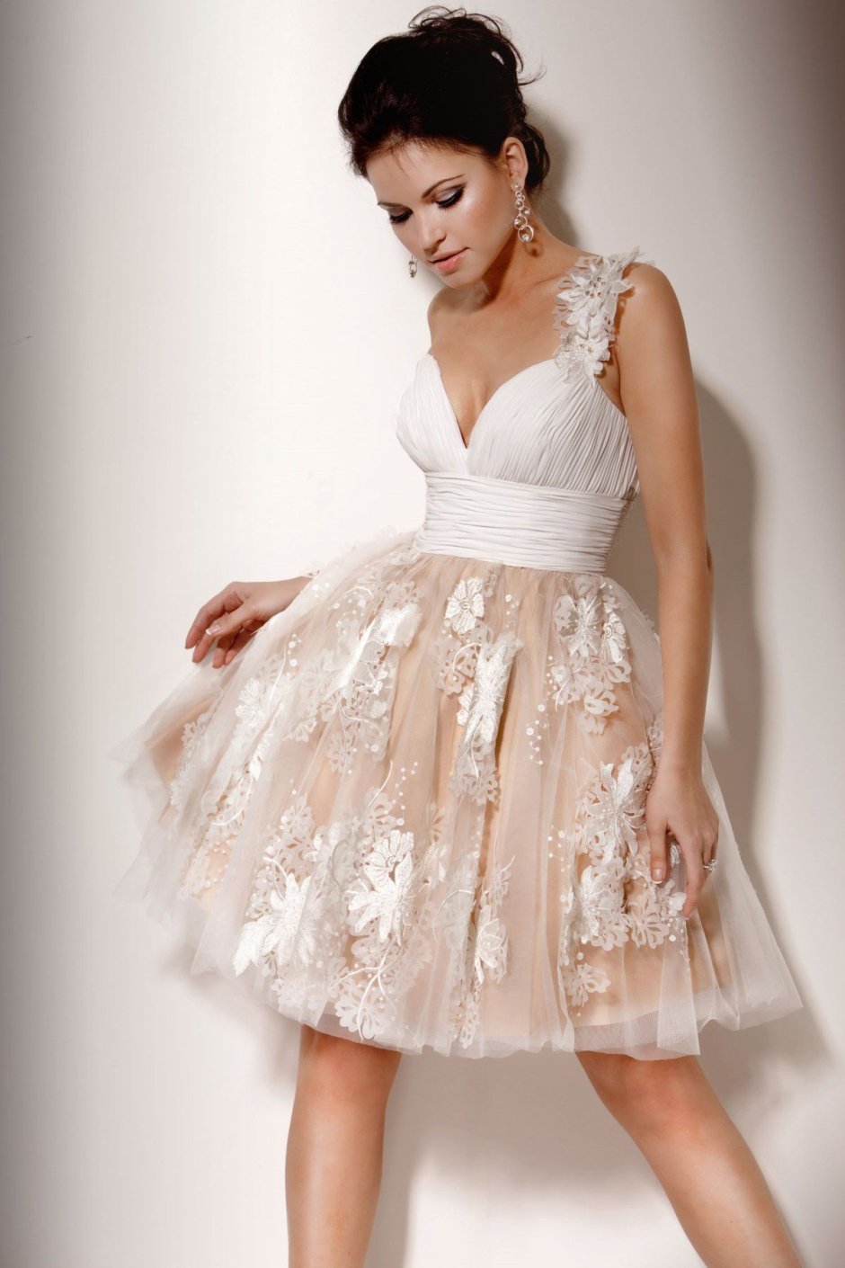 Короткое свадебное платье с пышной юбкой