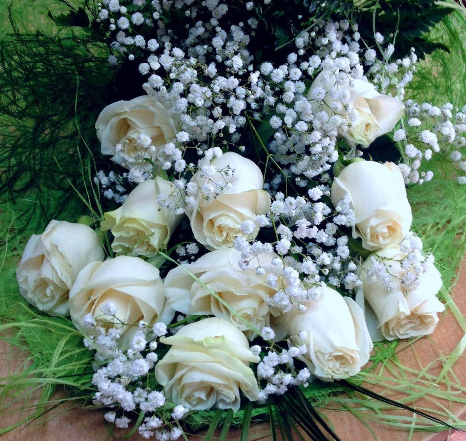 Белые розы композиция
