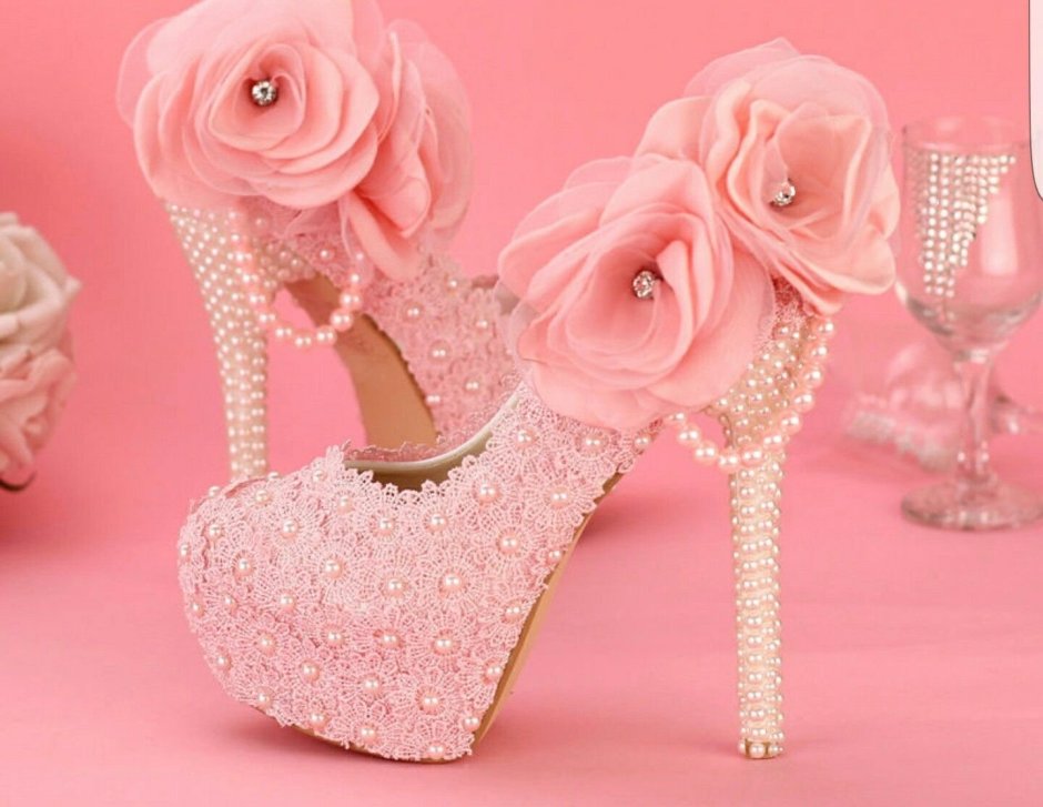 Розовые туфли на каблуке