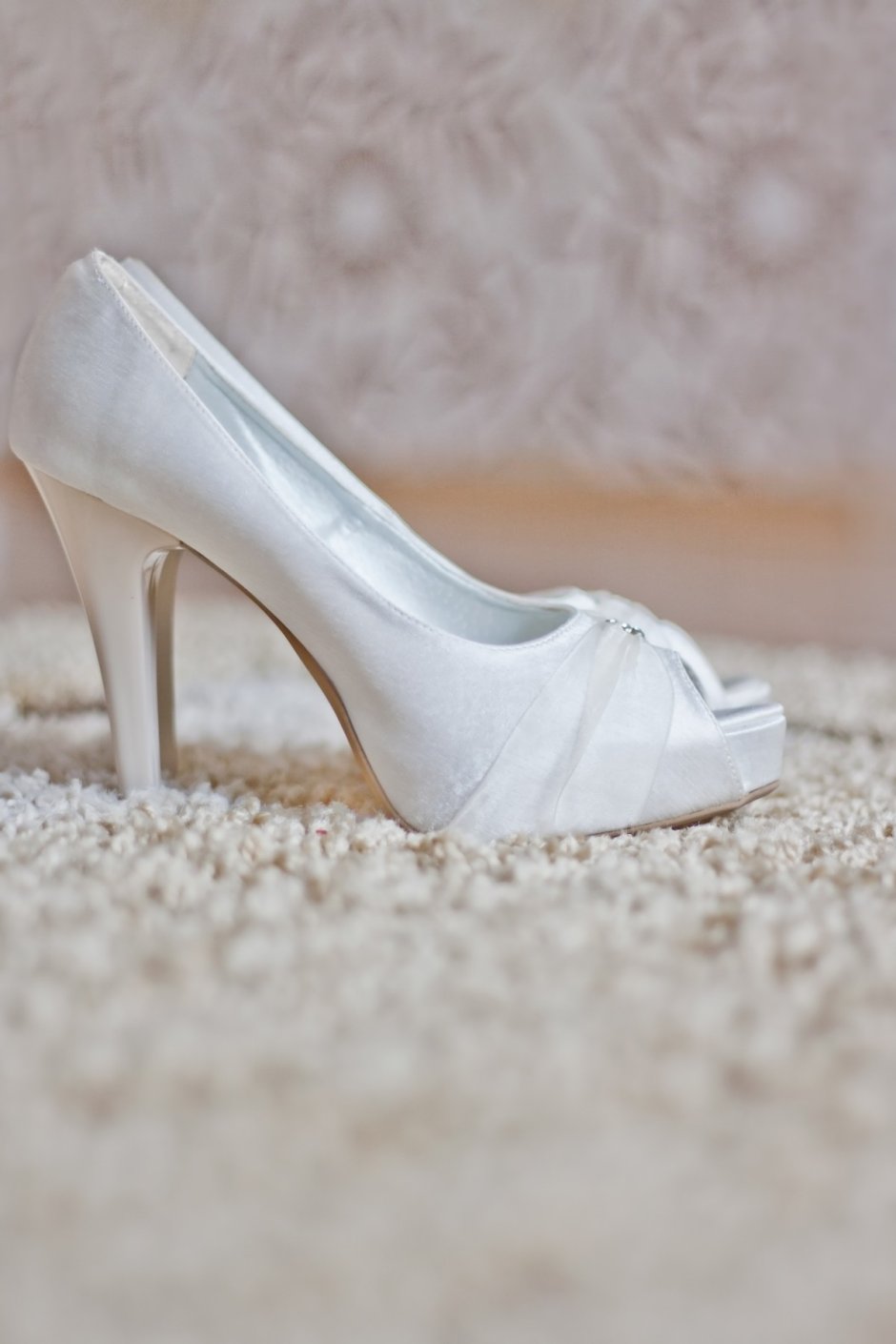 Красивые белые туфли