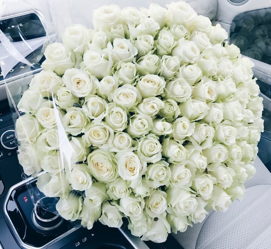 Шикарный букет белых роз в машине