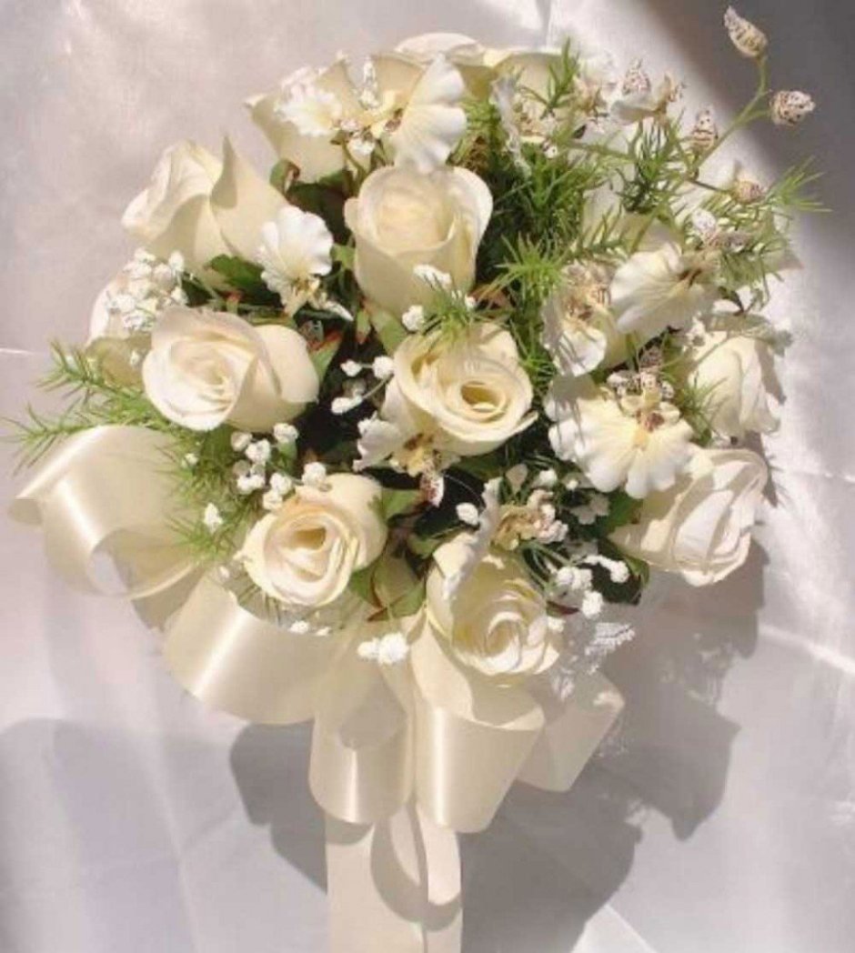Букет невесты из 7 белых роз и гипсофилы