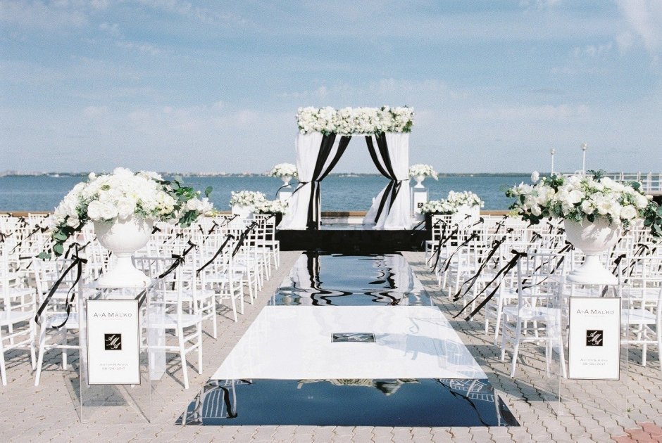 Свадебная церемония в белом цвете