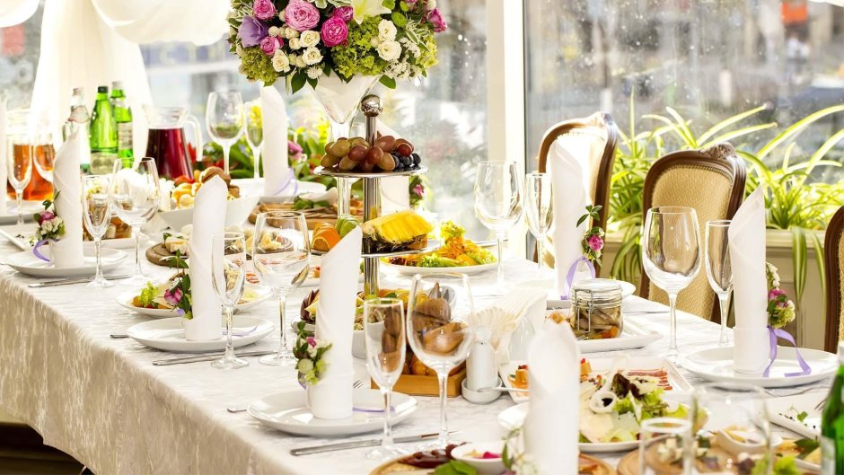 Свадебный стол с едой и цветами