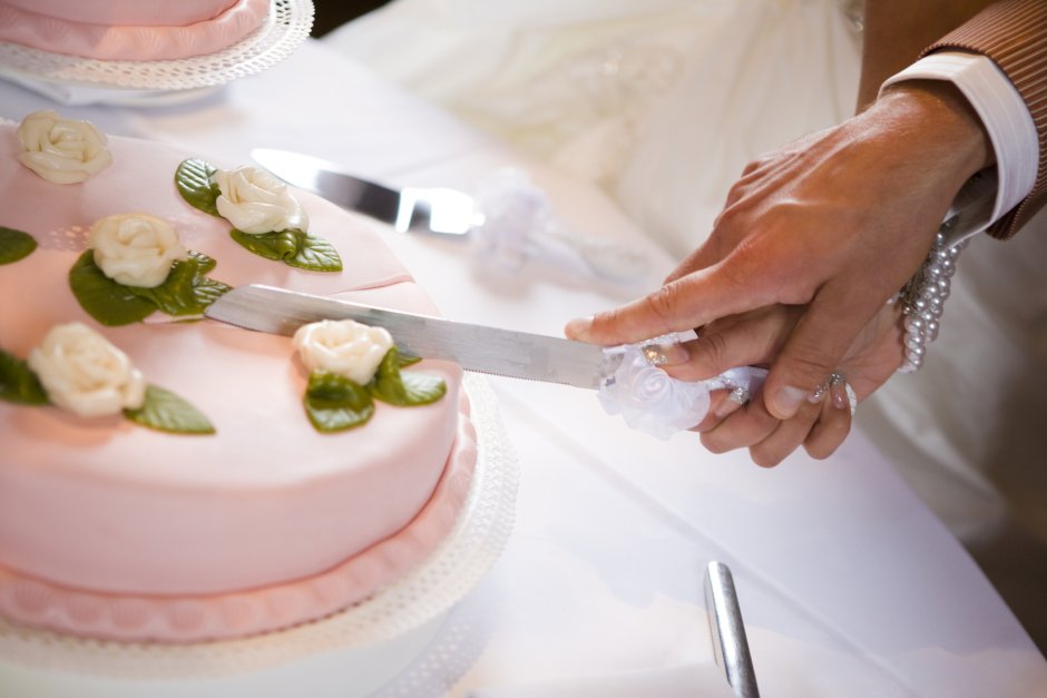 Первый кусок свадебного торта
