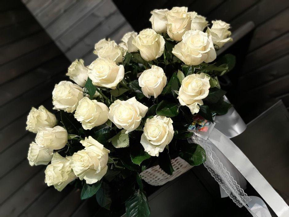 Шикарный букет белых роз