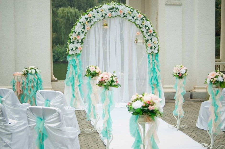 Свадебная арка в бирюзовом цвете