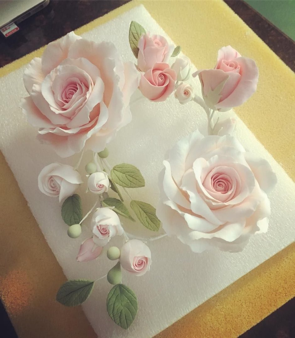 Украшение торта сахарными розами