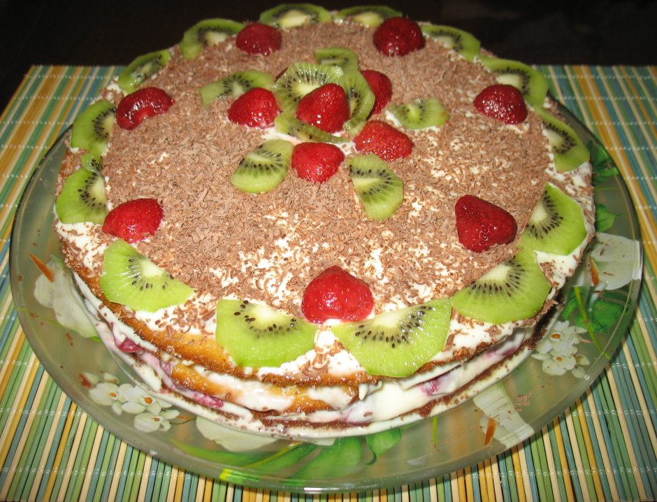 Торт из бисквитных коржей с фруктами