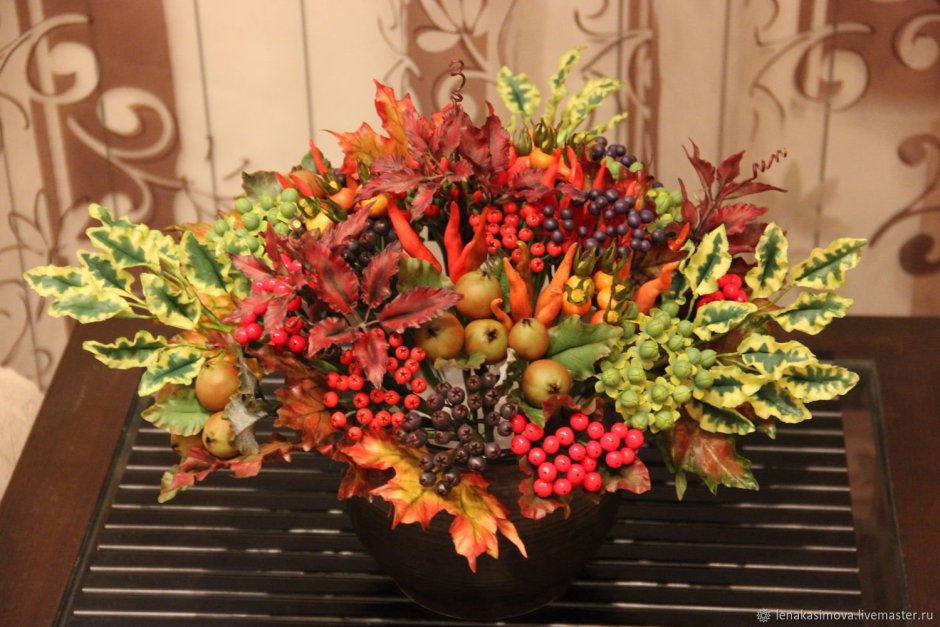 Осенние композиции из цветов и листьев