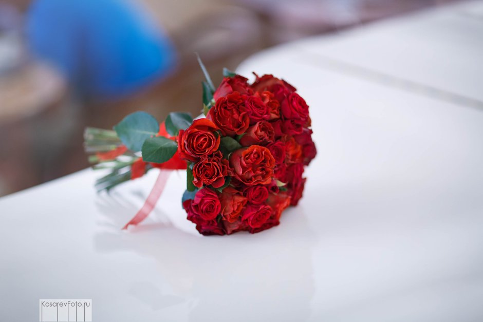 Свадебный букет из маленьких красных роз