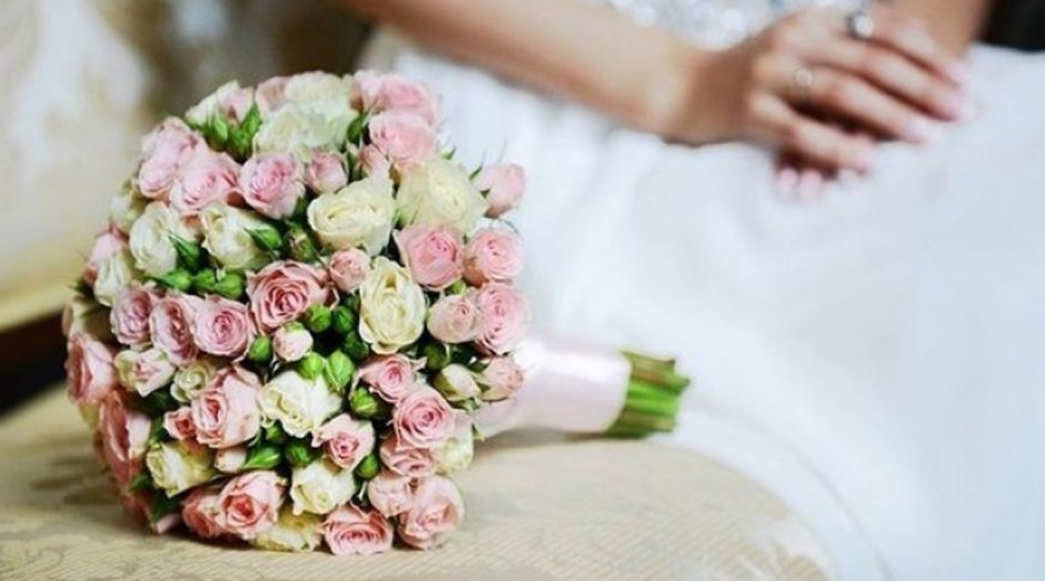 Букет невесты из кустовых роз