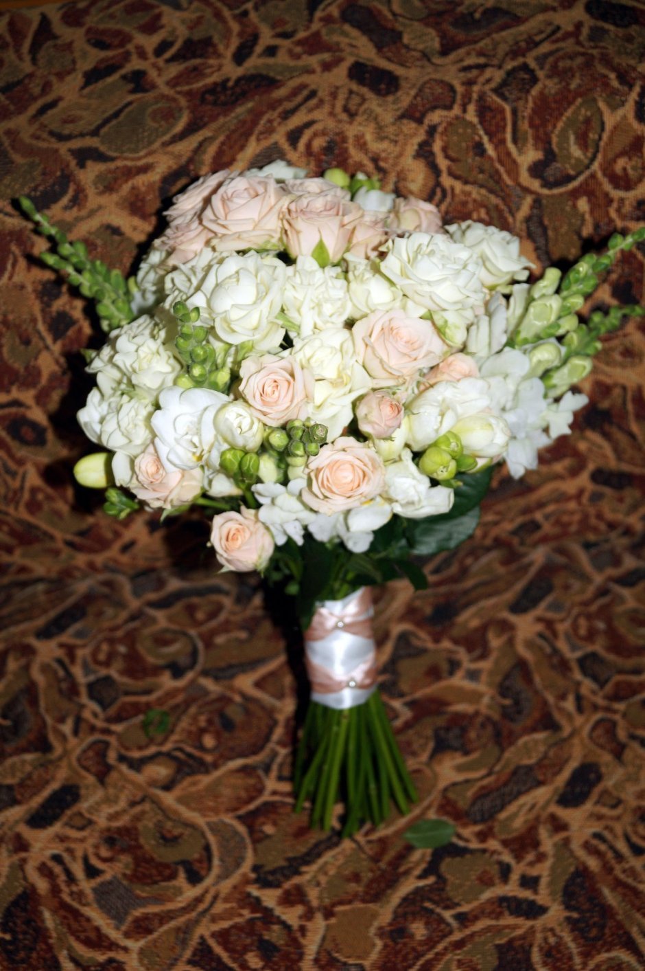 Фрезии букет невесты и роз из кустовых