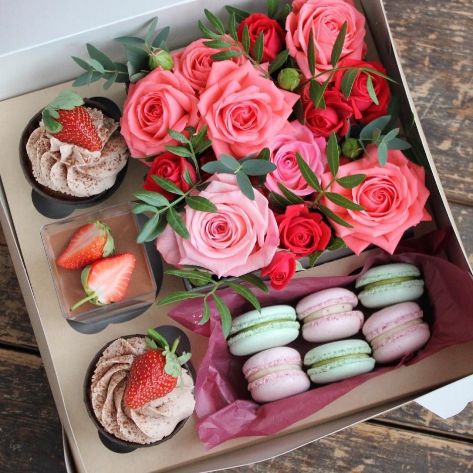 Цветы с пирожными в коробке