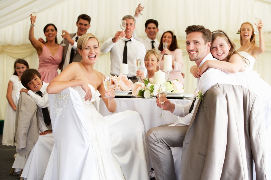 Невеста жених с гостями