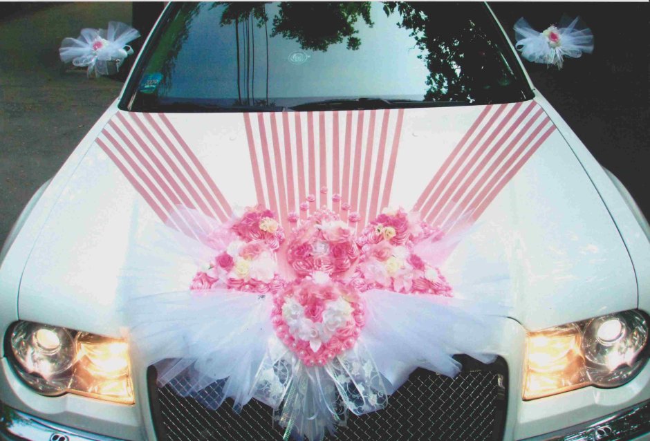 Украшение машины на свадьбу лентами просто