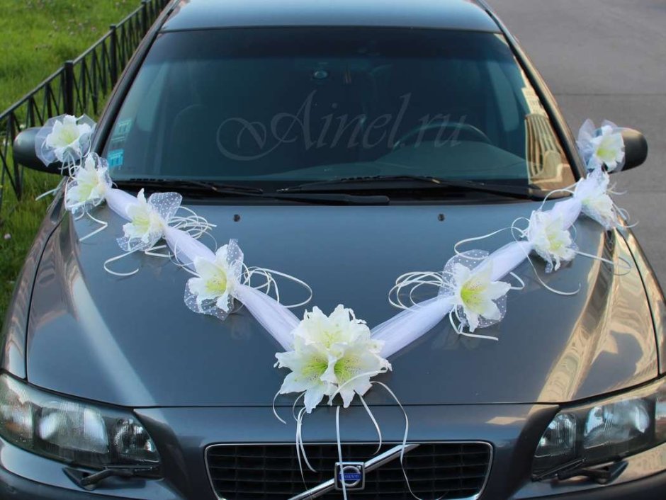 Украшение машины на свадьбу лилии