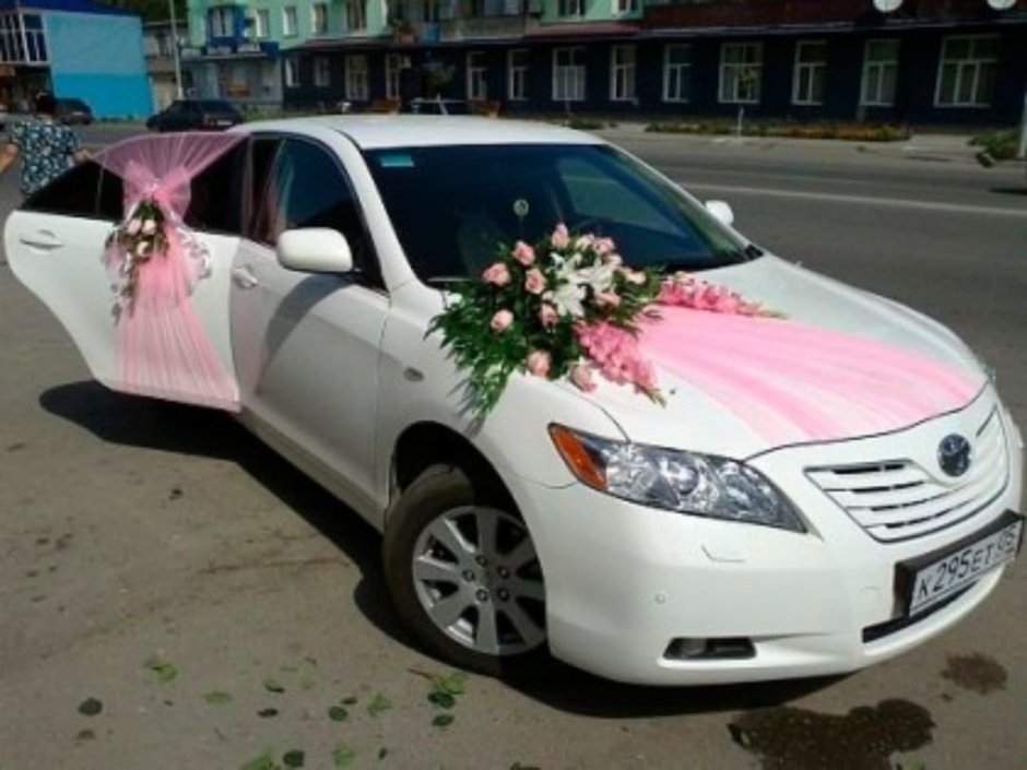 Украшение машины в цвет радужной свадьбы