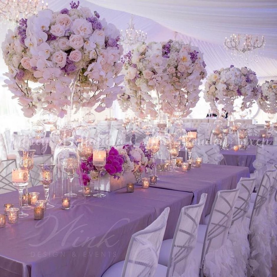 Украшение зала цветами в фиолетовых тонах