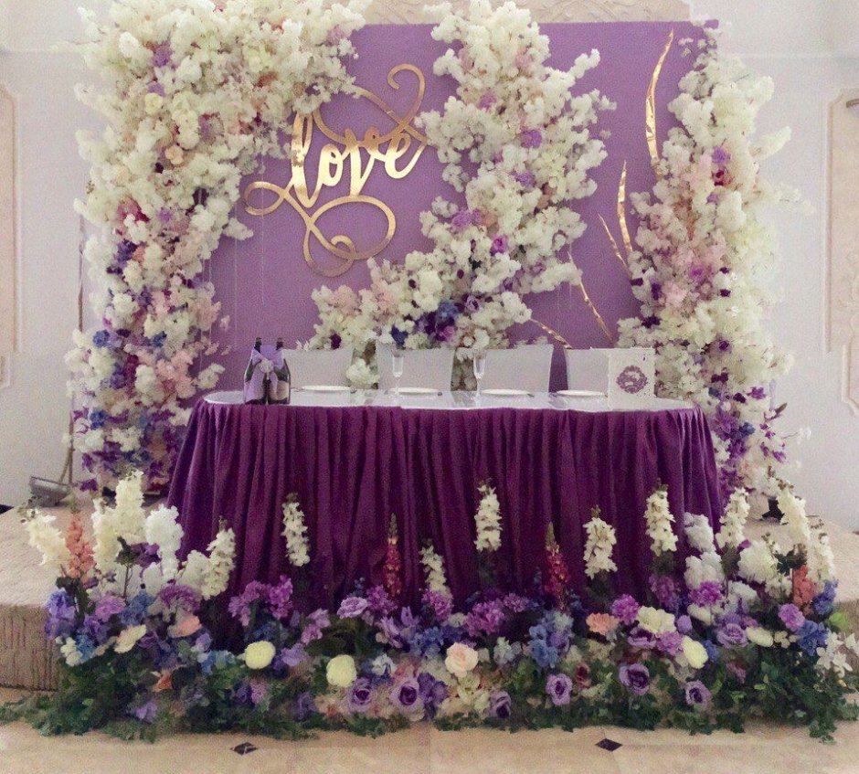 Декор свадебного зала в лавандовом цвете