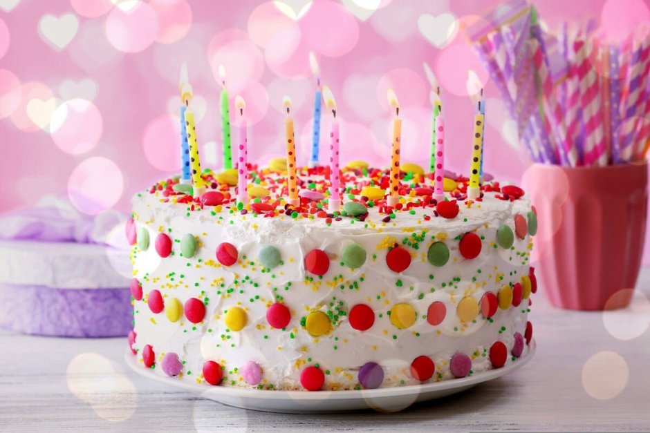 С днём рождения торт со свечами и шарами