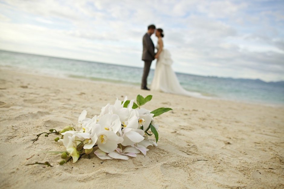 Красивая свадьба на берегу моря