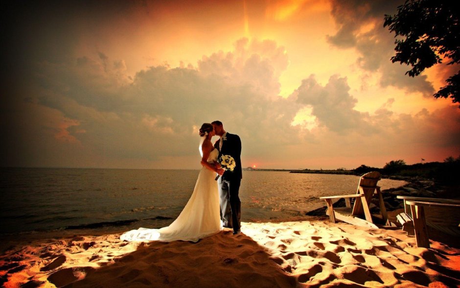 Свадьба на закате на берегу океана