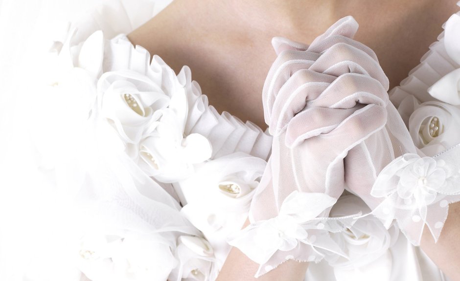 Невеста в белых перчатках