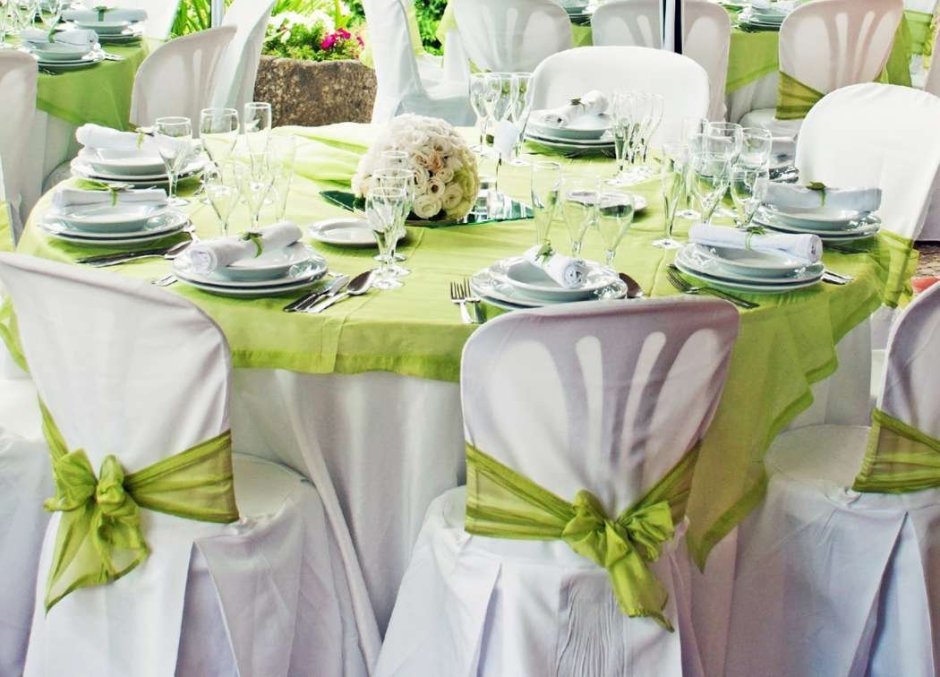 Украшение стола в бело зеленых тонах