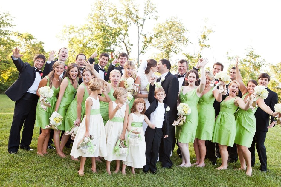 Гости на свадьбе в зеленом