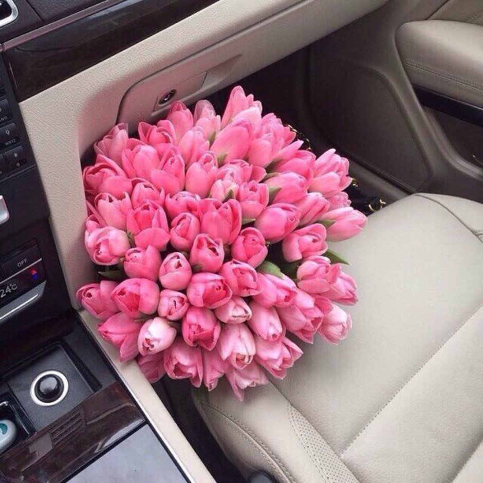 Букет цветов в салоне машины
