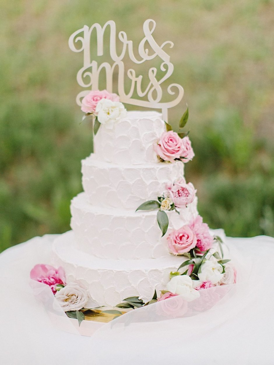 Свадебный торт с топпером и цветами
