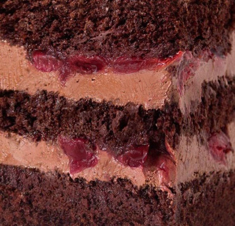 Шоколадный торт с вишней разрез