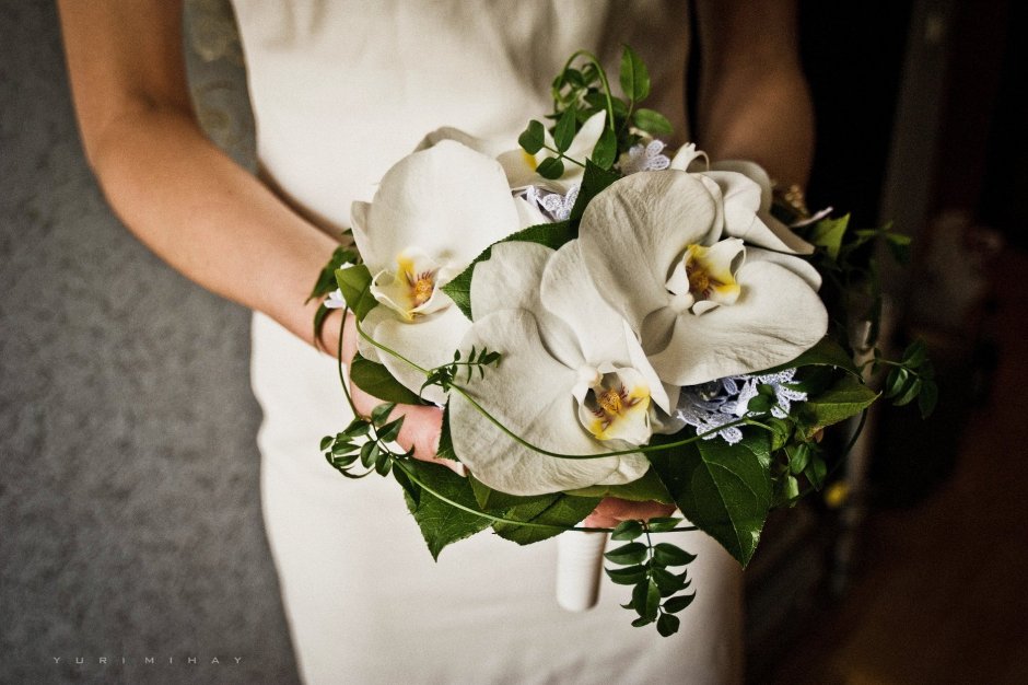 Овальный букет невесты с орхидеей