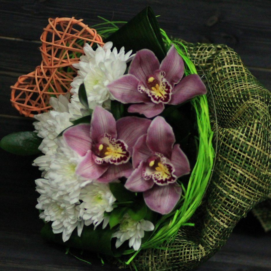 Букет с орхидеями и хризантемами