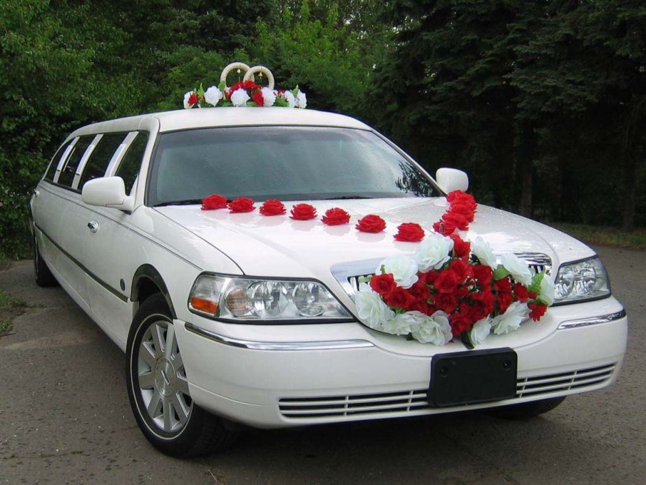 Лимузин украшенный на свадьбу