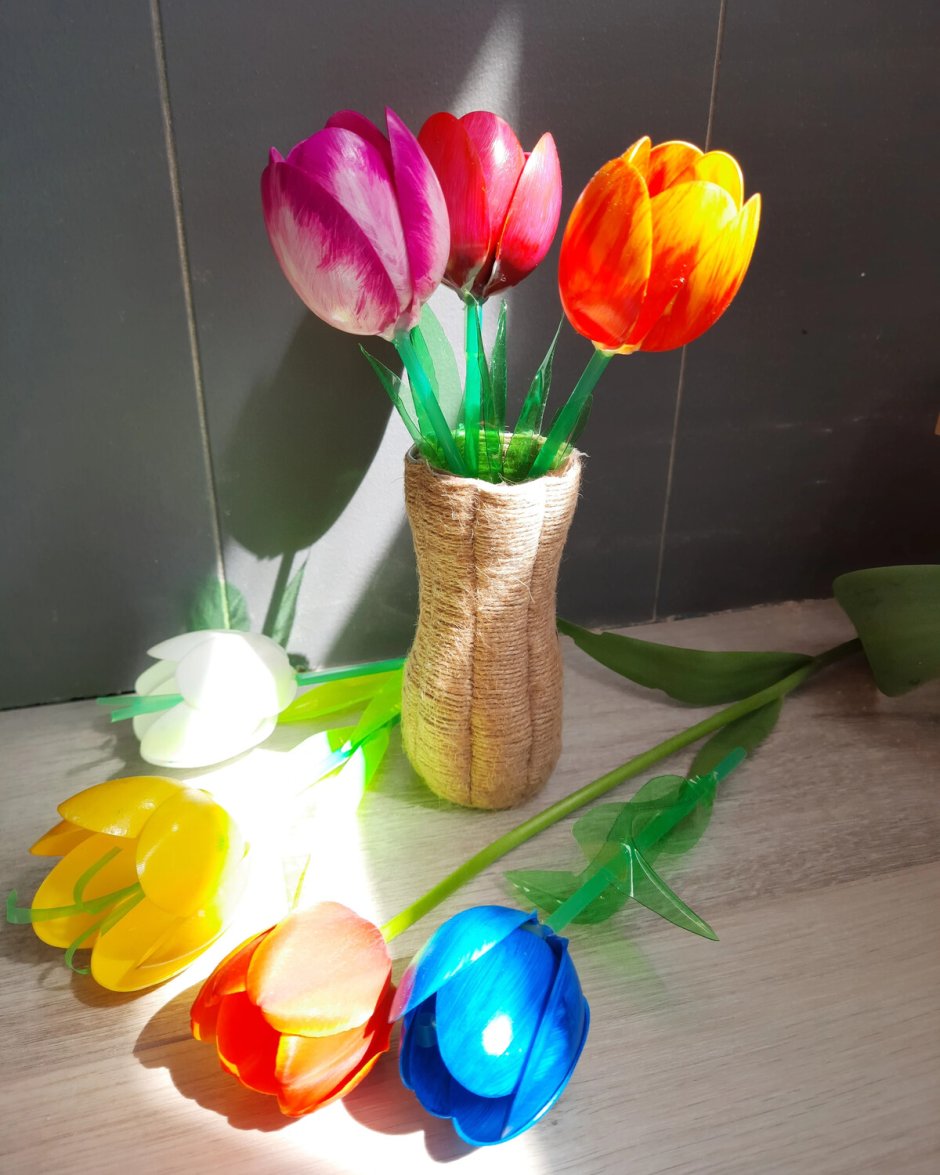 Тюльпаны из пластмассовых ложек