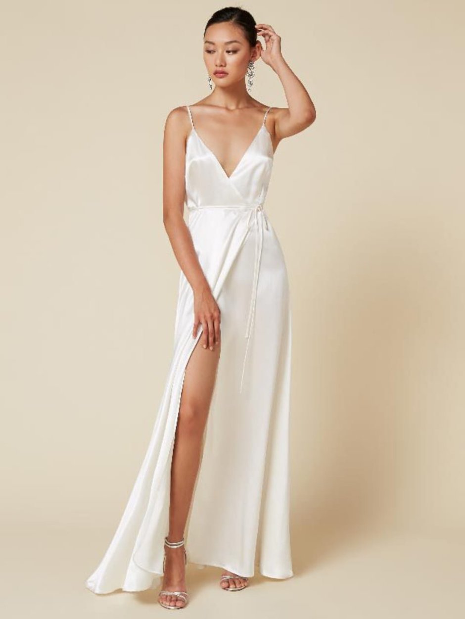Белое атласное платье