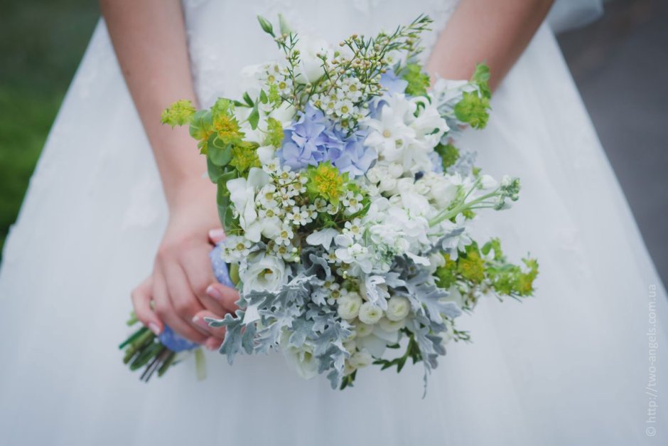 Свадебный букет из полевых цветов для невесты