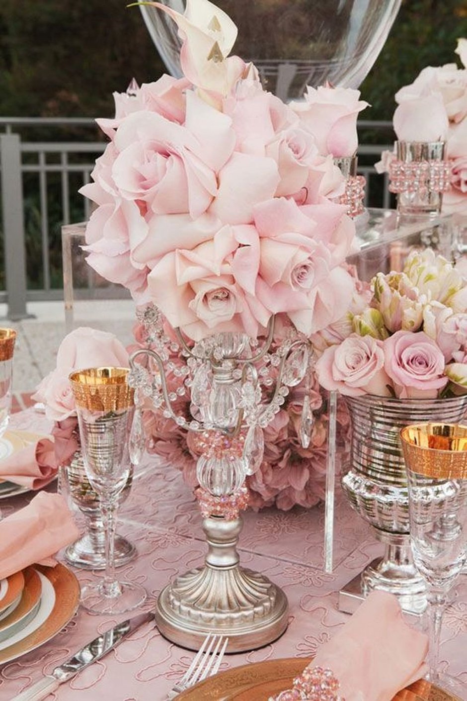 Декорирование стола в розовом цвете