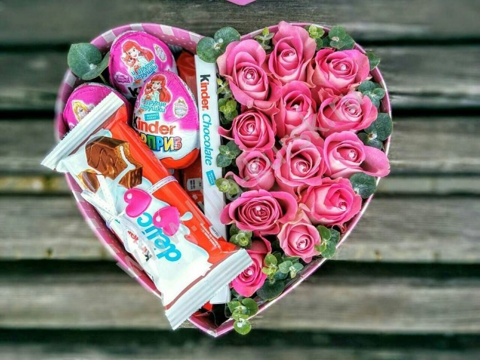 Подарок для девушки цветы и сладость