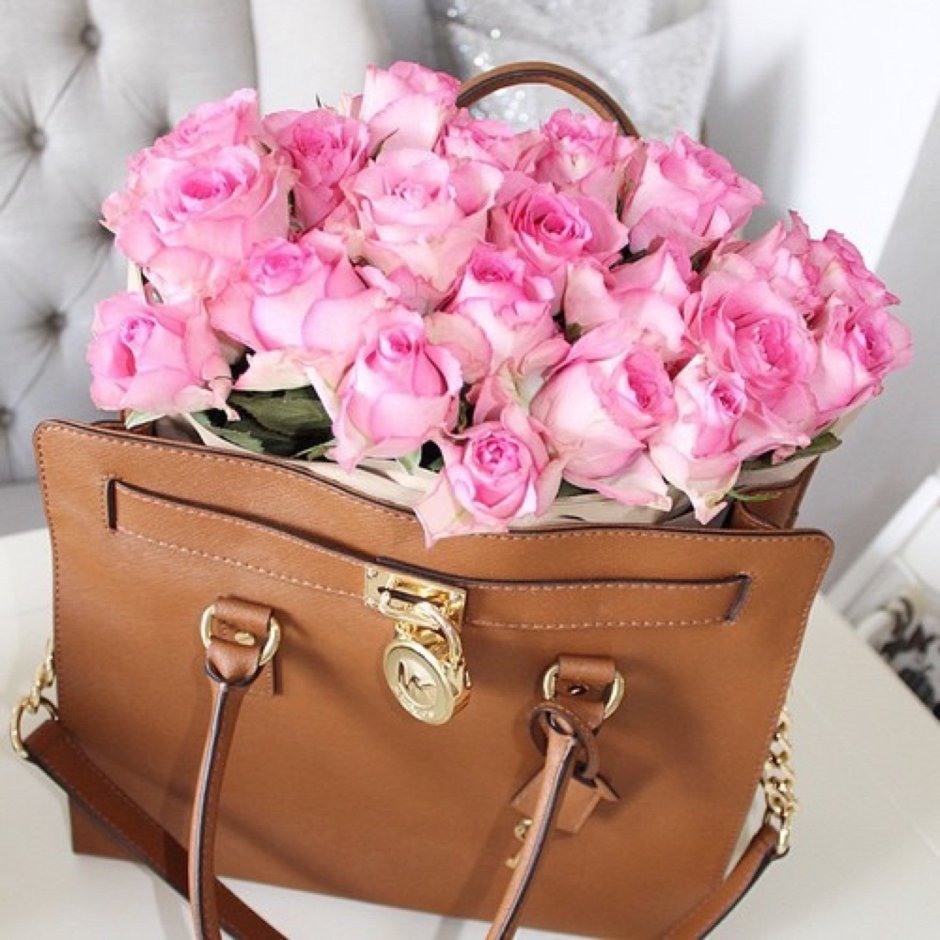 Красивые цветы в сумочке