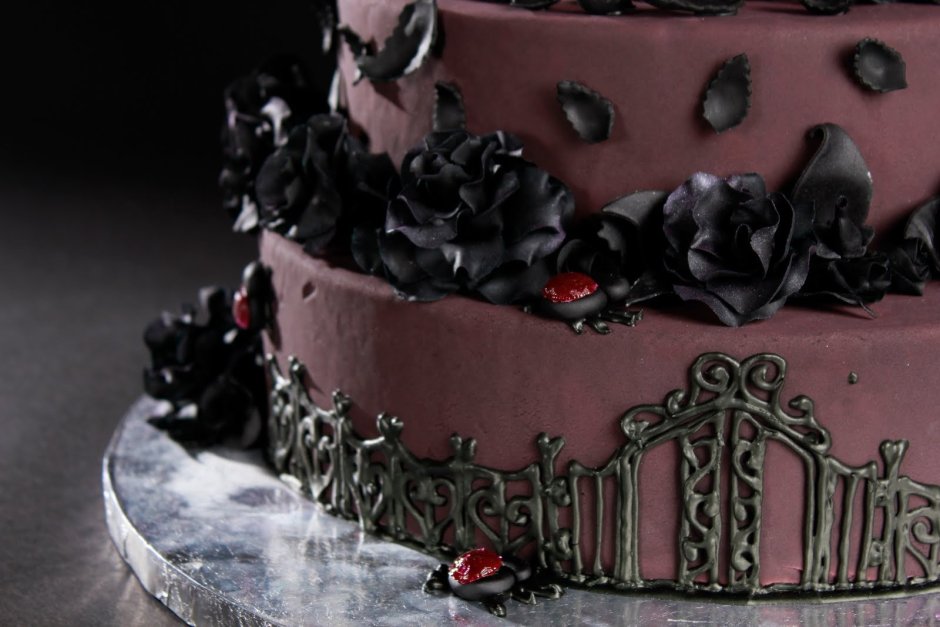 Торт на темном фоне