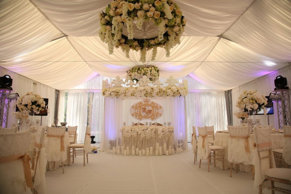 Свадебный зал в бежевом цвете