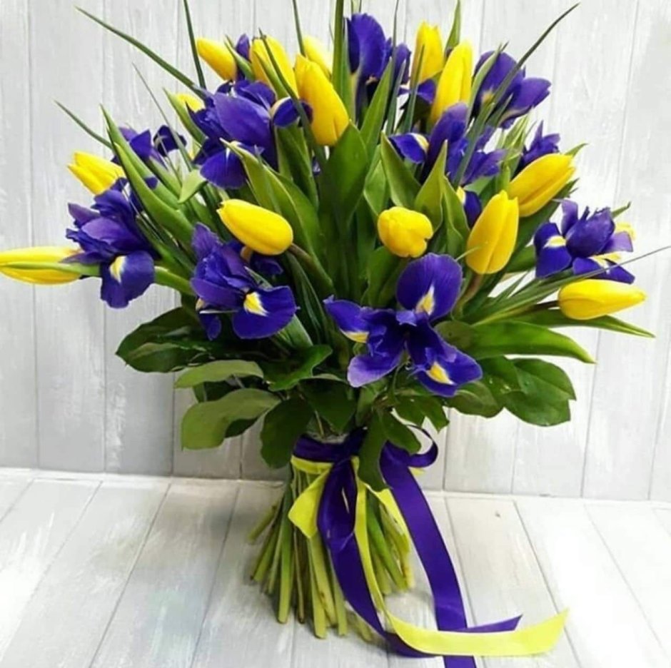 Букет ирисов фиолетовых и желтых тюльпанов