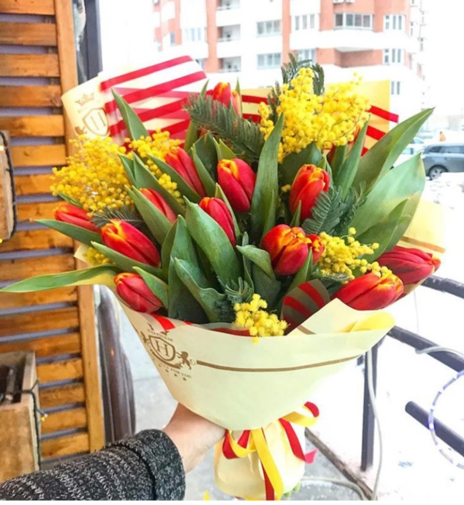 Тюльпаны с мимозой букет